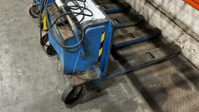 1 Kübelhebe-/Kippvorrichtung (defekt)